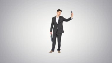 Genç işadamı telefonuyla özçekim yapıyor..