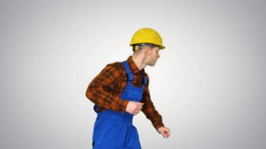 Genç inşaat işçisi, arka planda hip-hop dansı yapıyor..