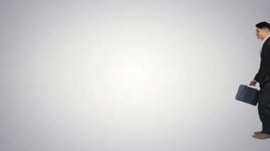 İş adamı takım elbiseli başarılı adamla buluşmaya geç kalıyor. Önce dans ediyor, sonra da arka planda koşuyor..