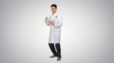 Eğilim arkaplanındaki sonuçları okuduktan sonra kendine güvenen çekici doktor tabletle dans ediyor..