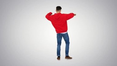 Hip-hop dansı yapan genç adam arka planda dalgalar yapıyor..