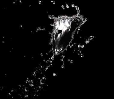 Siyah arkaplanda su sıçraması izole edildi