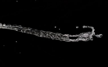 Siyah arkaplanda su sıçraması izole edildi