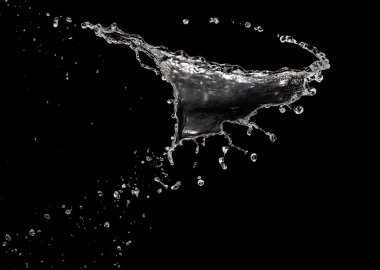 Siyah arkaplanda su sıçraması izole edildi