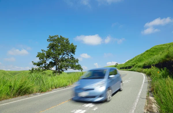 De auto rijden op de landweg in Japan Rechtenvrije Stockfoto's