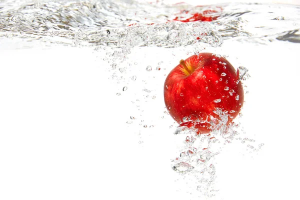 Jabłko pod wodą — Zdjęcie stockowe