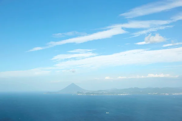 Krajobraz półwyspu Satsumy z Mt. Kaimondake od Przylądka Sata w Japonii — Zdjęcie stockowe