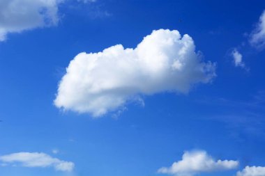 Bulutlar mavi gökyüzünde uçar