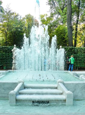 Yaz bahçesindeki faal çeşme