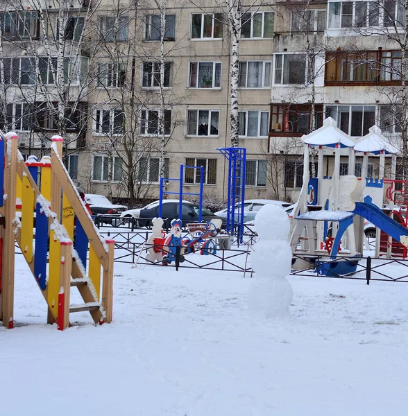 Kışın açık hava çocuk parkı