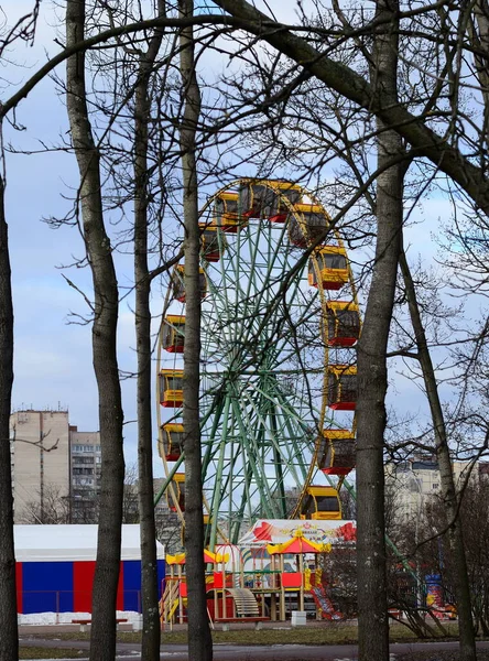 Oyun alanında tekerlek şeklinde bir atlıkarınca.