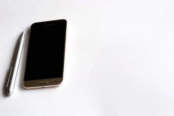 İş için, beyaz arka planı olan bir telefon..