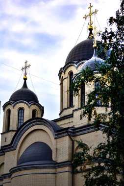Gökyüzüne karşı kubbeleri olan kiliseye yakın çekim.