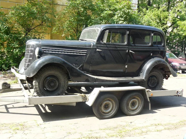 Retro araba doğada duruyor.