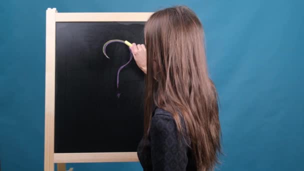 Concept van vrouw en vraagteken getekend in krijt op schoolbord. Vrouw tekent een vraagteken op het schoolbord. — Stockvideo