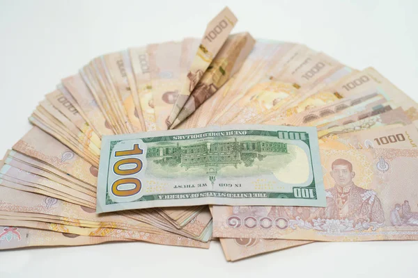 Dinheiro tailandês 1000 baht e 100 dólares, fundo de nota do banco tailandês, ao lado do avião . — Fotografia de Stock