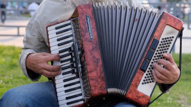 Nizhnevartovsk, Rusya - 25 Ağustos 2019: sokak müzisyenleri düğme akordeon ve trompet çalıyor
