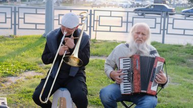 Nizhnevartovsk, Rusya - 25 Ağustos 2019: sokak müzisyenleri düğme akordeon ve trompet çalıyor