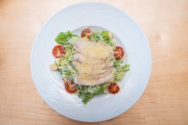 Masada tavuklu salata var. Peynirli ve çıtır çıtır tavuklu Sezar salatası..