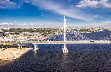 Batı yüksek hızlı çapı Petrovsky fairway karşısında kablo kaldı köprü. St. Petersburg'da. Rusya.