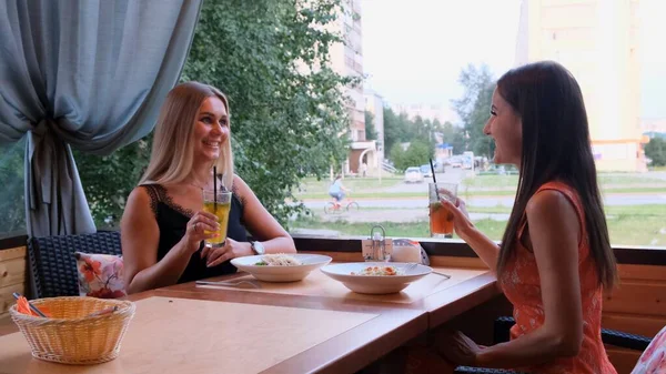 Dwóch przyjaciół w kawiarni-barze wypić koktajle na otwartym tarasie. — Zdjęcie stockowe