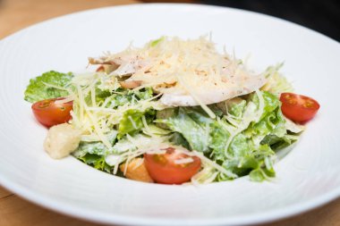 Masada tavuklu salata var. Peynirli ve çıtır çıtır tavuklu Sezar salatası..