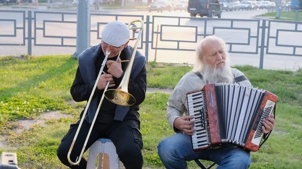 Nizhnevartovsk, Russia - 25 agosto 2019: musicisti di strada suonano la fisarmonica e la tromba — Foto Stock