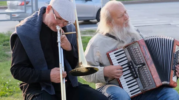 Nizhnevartovsk, Russia - 25 agosto 2019: musicisti di strada suonano la fisarmonica e la tromba — Foto Stock