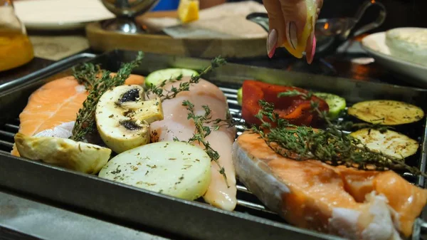 Poisson grillé, steak de saumon grillé, poulet, épices aromatiques et steak de légumes grillés, assaisonner de citron, gros plan, 4k . — Photo
