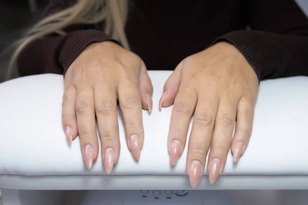 Kobiece ręce bez manicure. Zbliżenie. — Zdjęcie stockowe