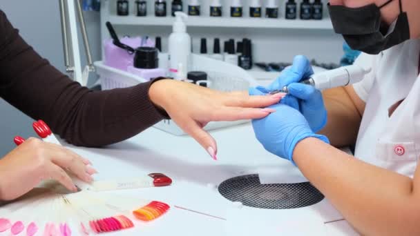 Nizjnevartovsk, Rusland - 12 augustus 2019: Elektrische Nagelboor in Manicure Salon. Hardware manicure in een schoonheidssalon. Vrouwelijke manicure verwijdert oude gel van cliënten nagels. Zuiggrill. Nagelmanicure — Stockvideo