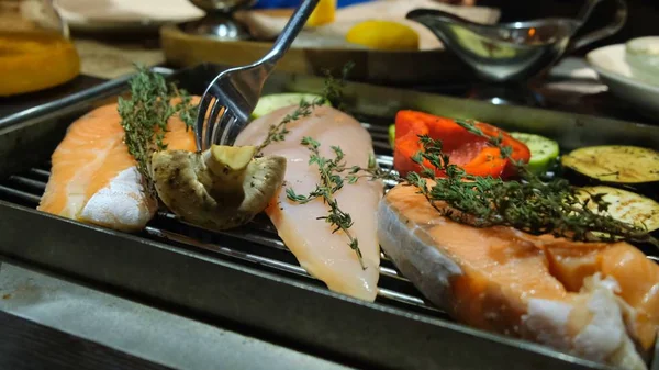 焼き魚、サーモンステーキ、鶏肉、芳香族スパイスと野菜ステーキ、クローズアップ、 4k. — ストック写真
