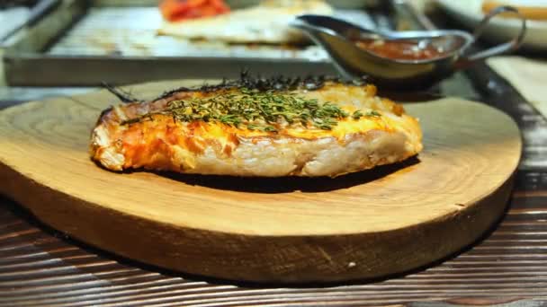 Жареная рыба, стейк из лосося с добавлением ароматических специй, крупным планом, 4k. Жареные морепродукты . — стоковое видео