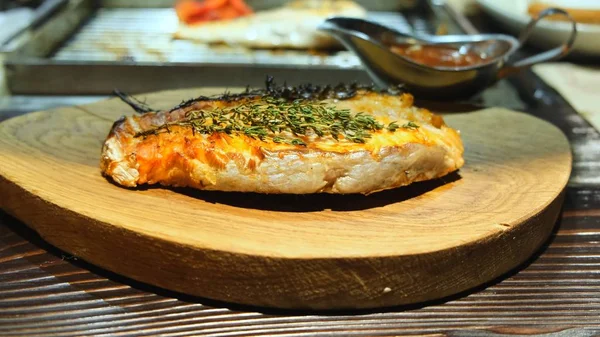 Жареная рыба, стейк из лосося с добавлением ароматических специй, крупным планом, 4k. Жареные морепродукты . — стоковое фото