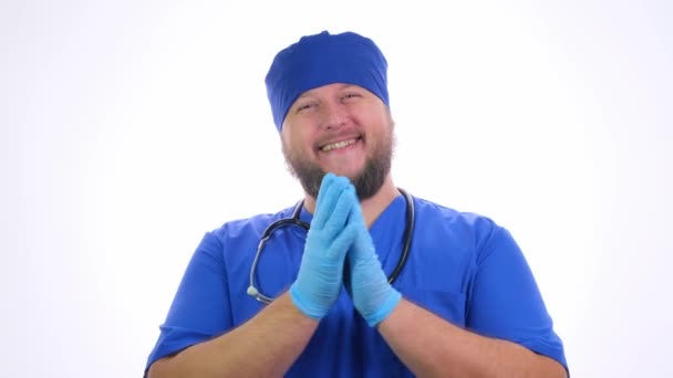 Baard glimlachende man medisch werker in blauwe kleren klapt zijn handen. — Stockvideo