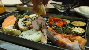 Izgara balık, ızgara somon bifteği, tavuk, aromatik baharatlar ve ızgara sebze bifteği, limonlu mevsim, yakın plan, 4k.