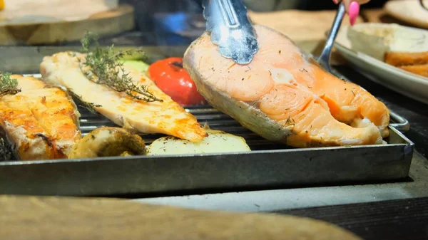 Peixe grelhado, bife de salmão grelhado, frango, especiarias aromáticas e legumes grelhados bife, close-up, 4k . — Fotografia de Stock