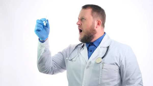 Scientifique travaille dans un laboratoire. Jeune médecin sérieux dans des gants tient une fiole médicale avant d'examiner et de traiter un patient dans un hôpital — Photo