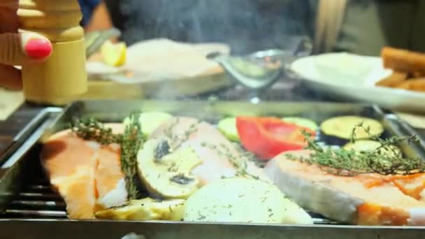 Grilované ryby, grilovaný lososí steak s aromatickým kořením, detailní záběr, 4k. Grilované mořské plody. — Stock video