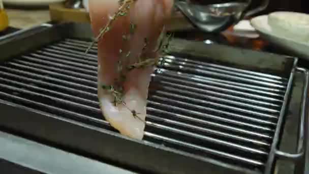 Kip borst gegrild op professionele grill. Hot grill snijd handen werken professionele keuken. — Stockvideo