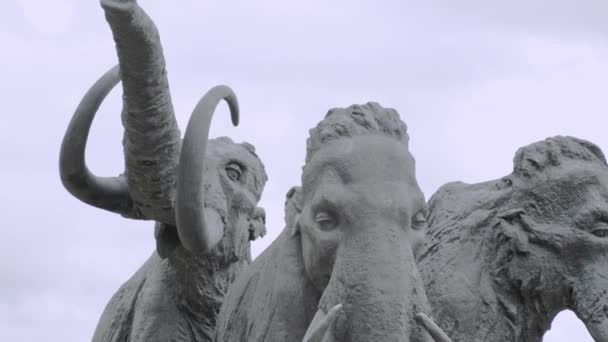 Khanty-Mansiysk, KhMAO, Rusia - 08.25.2019: Complejo cultural y turístico Samarovsky atípico. Archeopark. hito de la ciudad de Khanty-Mansiysk. manada de mamuts — Vídeos de Stock