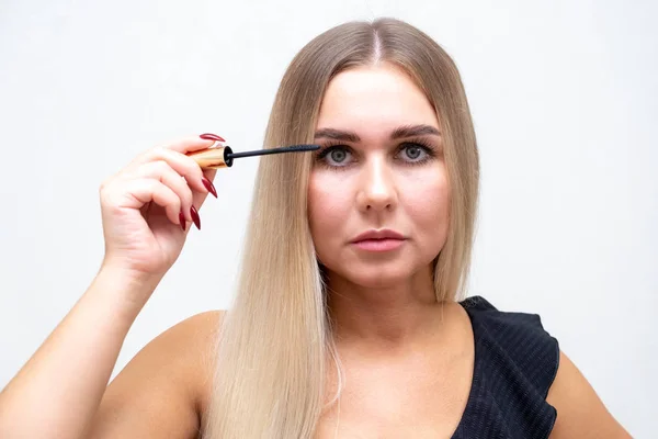 Trucco. Trucco. Sto applicando il Mascara. Ciglia lunghe. Donna che applica mascara per gli occhi alle ciglia . — Foto Stock