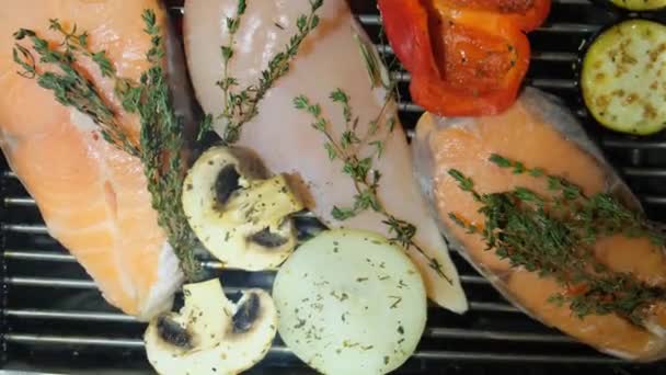 Grilované ryby, grilovaný lososí steak, kuřecí maso, aromatické koření a grilovaný zeleninový steak, zblízka, 4k. — Stock video