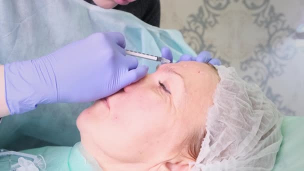 Frau bekommt kosmetische Spritzen, Nahaufnahme. Frau im Schönheitssalon. Klinik für plastische Chirurgie — Stockvideo