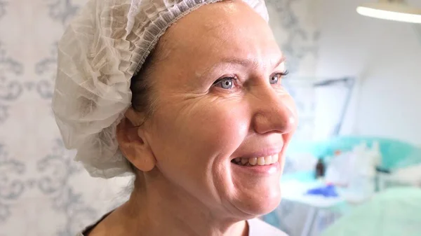 Kosmetolog lékař připraví ženskou tvář pro kosmetickou injekci, injekci kyseliny hyaluronové. Žena v salónu krásy. klinika plastické chirurgie — Stock fotografie