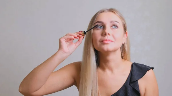 Trucco. Trucco. Sto applicando il Mascara. Ciglia lunghe. Donna che applica mascara per gli occhi alle ciglia . — Foto Stock