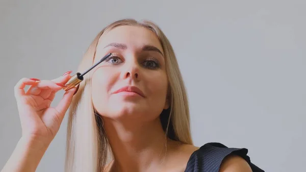 Makeup. Make-Up. Applying Mascara. Long Eyelashes. Woman applying eye mascara to her eyelashes. — Stock Photo, Image