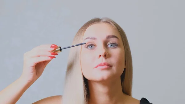 Augen Make-up. Schöne Frau, die Mascara auf Wimpern aufträgt. Lächelnde Weibchen machen Wimpern Make-up mit Pinsel. — Stockfoto