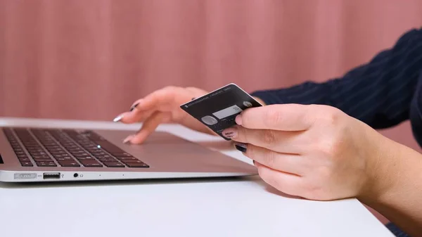 Mujer hace tratos a través de Internet, primer plano . —  Fotos de Stock