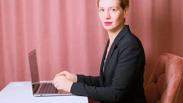 Жінка працює ноутбук. Бізнес-леді зайнята роботою на портативному комп'ютері в офісі. жінка здивована і розчарована — стокове фото